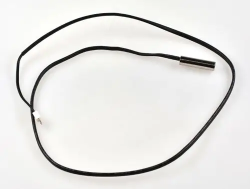 Sensor mit einem langen, dünnen Kabel, der das Lamellenregister eines Remko-Geräts verbindet. Der Sensor hat ein metallisches Gehäuse an einem Ende und einen kleinen Stecker am anderen Ende.