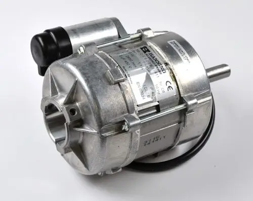 Elektromotor mit Metallgehäuse und Kabel, möglicherweise von der Marke Remko, sichtbar auf einem weißen Hintergrund.