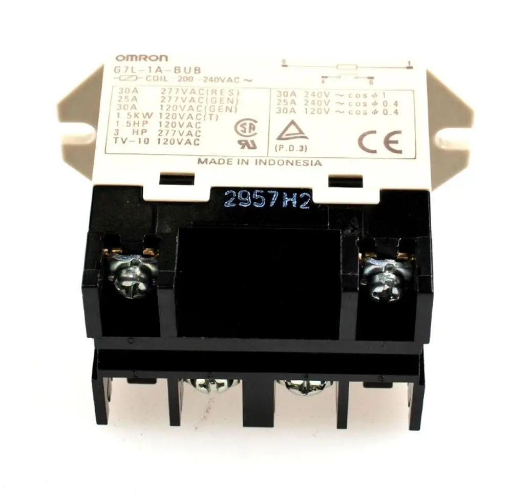Kompressorschütz mit Anschluss für 230V, gefertigt von Remko. Das Gerät zeigt relevante technische Angaben und ist für den Einsatz in elektrischen Anwendungen konzipiert.