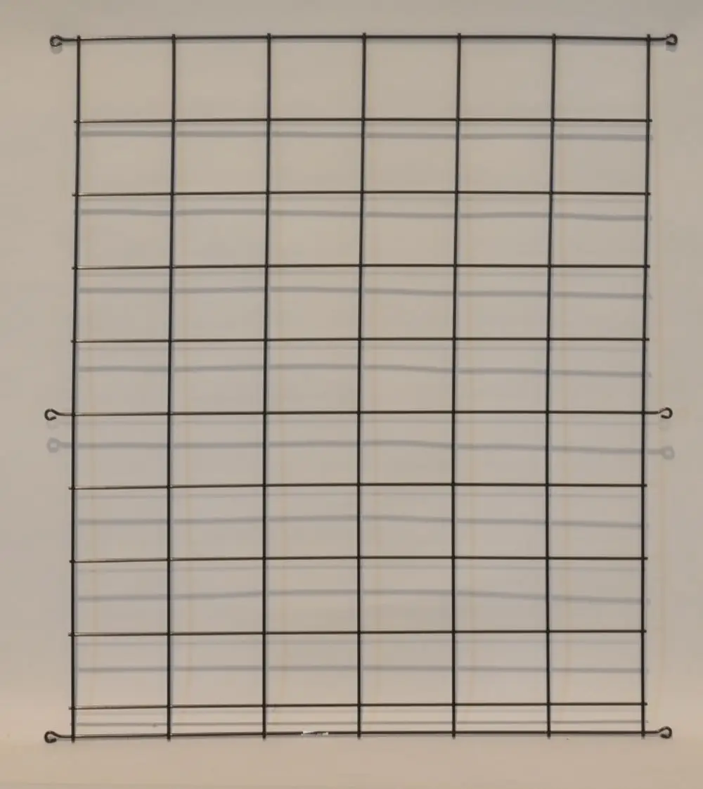 Schwarzes Gitter mit rechteckigem Rahmen, das als Schutz verwendet werden kann. Ideal für den Einsatz in Verbindung mit Remko Produkten.