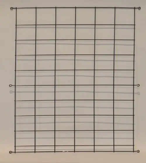 Schwarzes Gitter mit rechteckigem Rahmen, das als Schutz verwendet werden kann. Ideal für den Einsatz in Verbindung mit Remko Produkten.
