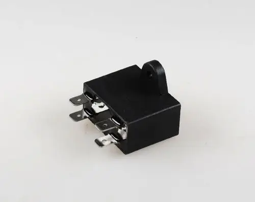 Schwarzer elektrischer Bauteil mit mehreren Anschlussklemmen, evtl. Teil eines Ventilators von Remko, auf hellem Hintergrund.