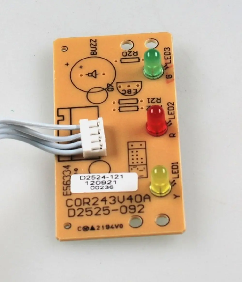 Platine mit mehreren LEDs in rot, grün und gelb sowie einem Buzzersymbol. Verbindungskabel zu einem Stecker. Teil eines Remko-Produktes zur Kontrolle der Funktion.