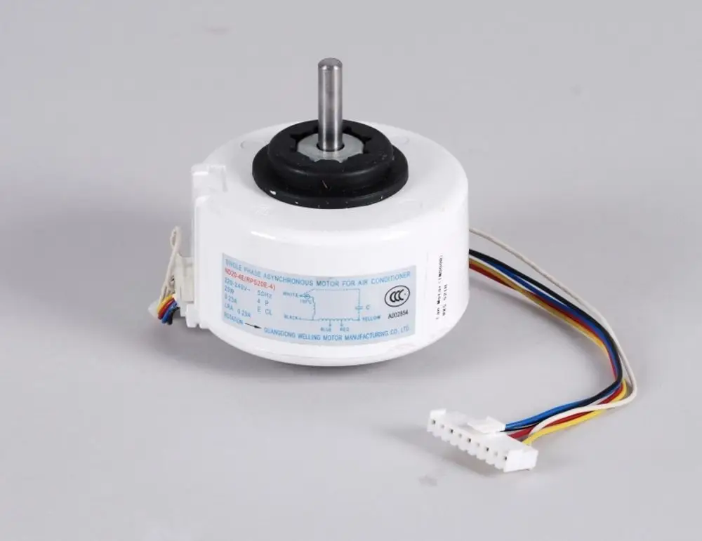 Weißer Ventilatormotor mit einer Achse und mehrfarbigen Kabeln, geeignet für Anwendungen wie Klimaanlagen, hergestellt von Remko.