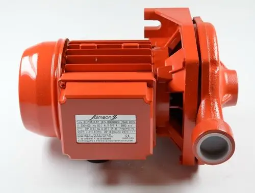 Rot lackierte Umwälzpumpe mit Elektromotor, ausgestattet mit Anschlüssen für Rohrleitungen. Hersteller ist Remko. Technische Daten sind auf dem Typenschild sichtbar.
