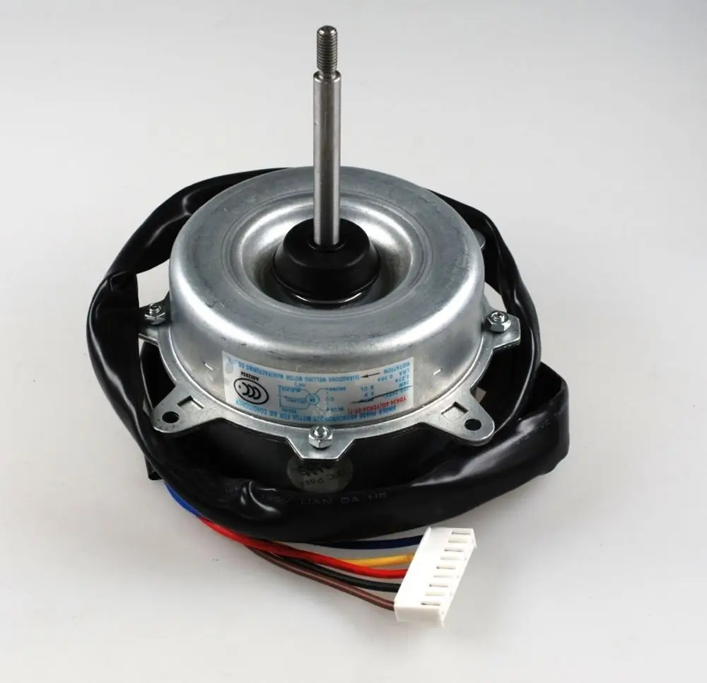 Remko Ventilatormotor mit Schraubachse und Kabelanschluss, montiert in einem runden Gehäuse. Der Motor ist für den Einsatz in Klimaanlagen geeignet.
