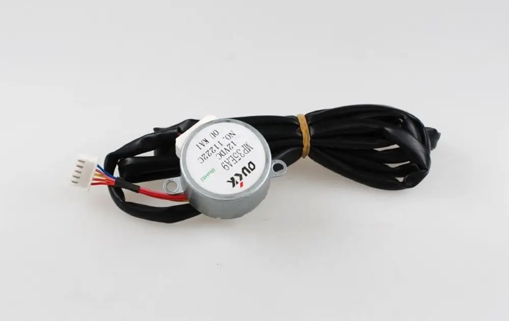 Elektrischer Motor mit mehreren Anschlüssen und Kabeln, möglicherweise für die Verwendung in Klimaanlagen oder ähnlichen Geräten. Marke Remko.