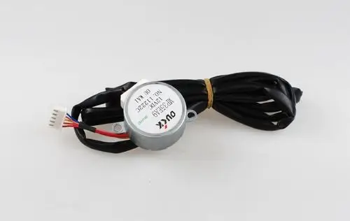 Elektrischer Motor mit mehreren Anschlüssen und Kabeln, möglicherweise für die Verwendung in Klimaanlagen oder ähnlichen Geräten. Marke Remko.