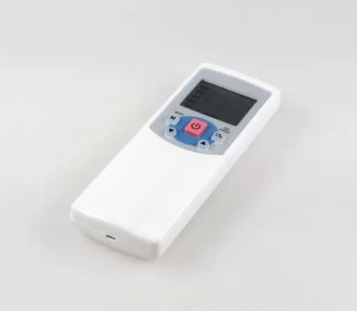 Remko IR-Fernbedienung in weißer Farbe mit Display und mehreren Tasten zur Bedienung von Klimageräten. Leichtes, kompaktes Design für einfache Handhabung.