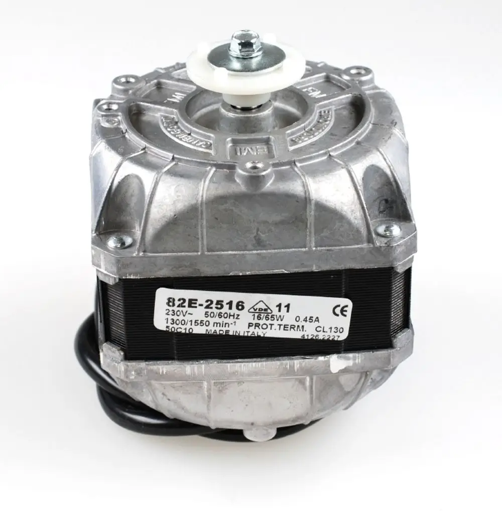Remko Ventilatormotor mit einem Gehäuse aus Metall, Kabelanschluss und sichtbarem Typenschild. Geeignet für Anwendungen mit 230V und 16W Leistung.