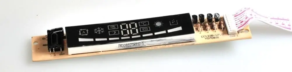 Remko-Platine mit digitalem Display und verschiedenen Steuerungselementen, zur Verwendung in Heiz- und Klimageräten. Anschluss über ein flaches Verbindungskabel.