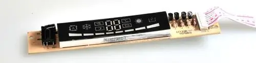 Remko-Platine mit digitalem Display und verschiedenen Steuerungselementen, zur Verwendung in Heiz- und Klimageräten. Anschluss über ein flaches Verbindungskabel.