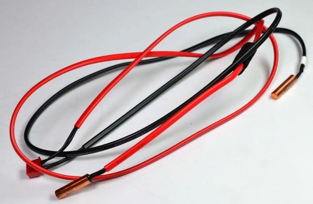 Sensor mit roten und schwarzen Kabeln, entwickelt von Remko, zur Montage im Verdampfer- und Lufteintrittssystem. Kupferkontakte sind an den Enden sichtbar.