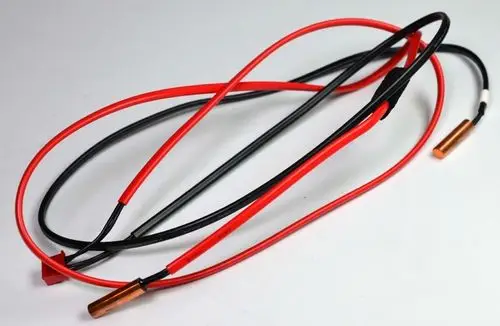 Sensor mit roten und schwarzen Kabeln, entwickelt von Remko, zur Montage im Verdampfer- und Lufteintrittssystem. Kupferkontakte sind an den Enden sichtbar.