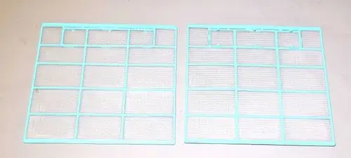 Luftfilter von Remko, bestehend aus zwei durchsichtigen Gitterplatten mit rechteckigen Öffnungen, auf hellem Untergrund abgebildet.