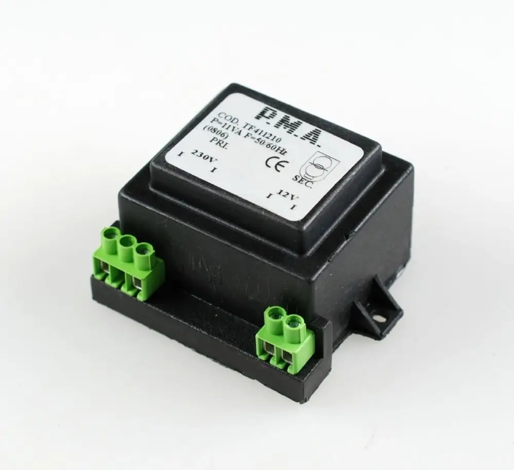 Transformator mit zwei grünen Anschlussklemmen, ausgestattet mit einer externen Kennzeichnung. Produkt von Remko, geeignet für Niederspannungsanwendungen.