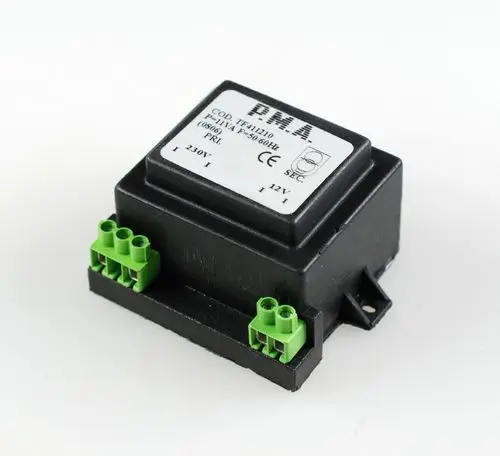 Transformator mit zwei grünen Anschlussklemmen, ausgestattet mit einer externen Kennzeichnung. Produkt von Remko, geeignet für Niederspannungsanwendungen.