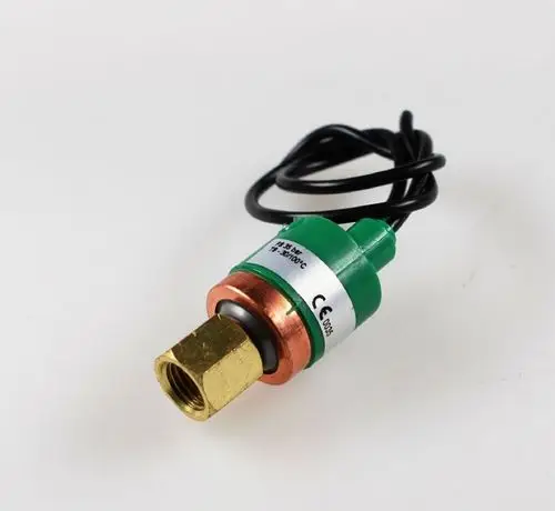Niederdruckwächter mit grünem Gehäuse und einer Metallanschlussmutter, erzeugt von der Marke Remko. Kabel sind auf der Oberseite sichtbar.