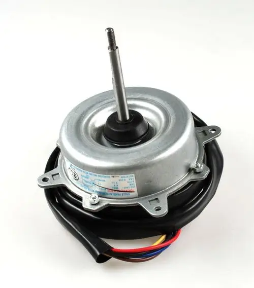 Ventilatormotor von Remko mit einem runden Metallgehäuse, Mittelmotorachse und mehreren elektrischen Anschlusskabeln. Achten auf minutengenaue Details.