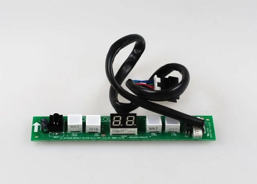 Platine mit Display und mehreren Schaltern, verbunden durch ein Kabel. Hersteller ist Remko. Zeigt eine digitale Anzeige und enthält elektrische Anschlüsse.