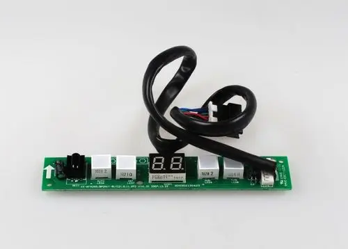 Platine mit Display und mehreren Schaltern, verbunden durch ein Kabel. Hersteller ist Remko. Zeigt eine digitale Anzeige und enthält elektrische Anschlüsse.