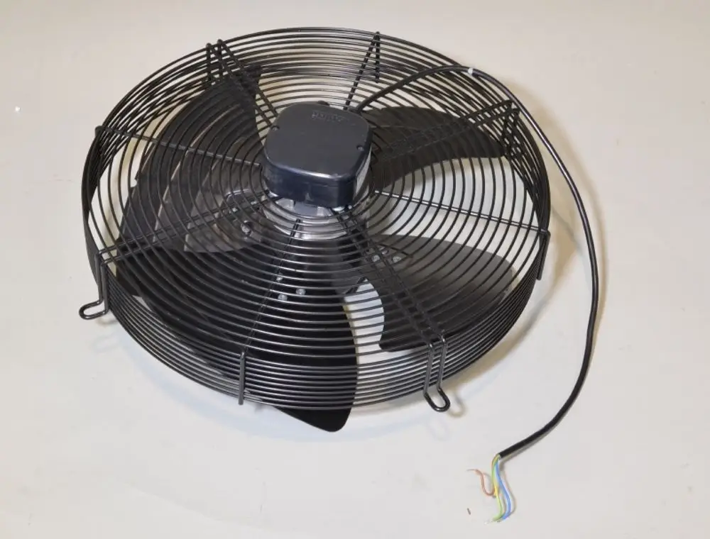 Umluftventilator mit schwarzem Metallgitter, sichtbaren Lüfterblättern und einem Kabel mit mehreren Drähten, hergestellt von Remko.