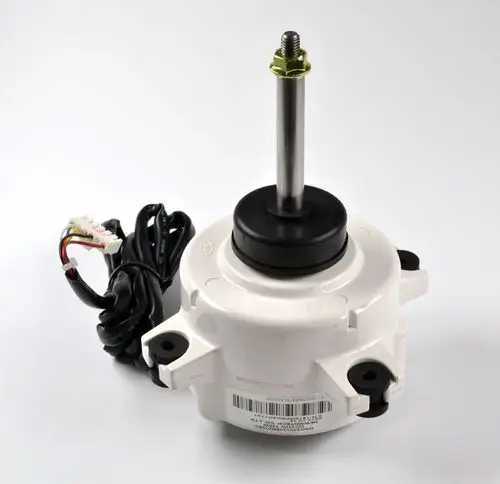 Ventilatormotor von Remko mit einem zentralen Stehbolzen und elektrischen Anschlusskabeln. Gehäuse in Weiß, zur Verwendung in verschiedenen Anwendungen konzipiert.