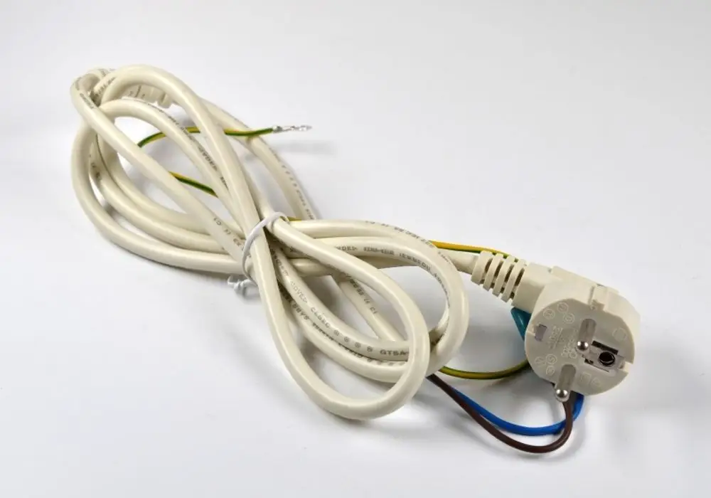 Netzzuleitung mit Stecker, Kabel in beige, mit mehreren Drähten in verschiedenen Farben, geeignet für elektrische Geräte, hergestellt von Remko.