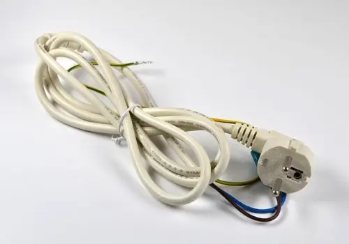 Netzzuleitung mit Stecker, Kabel in beige, mit mehreren Drähten in verschiedenen Farben, geeignet für elektrische Geräte, hergestellt von Remko.