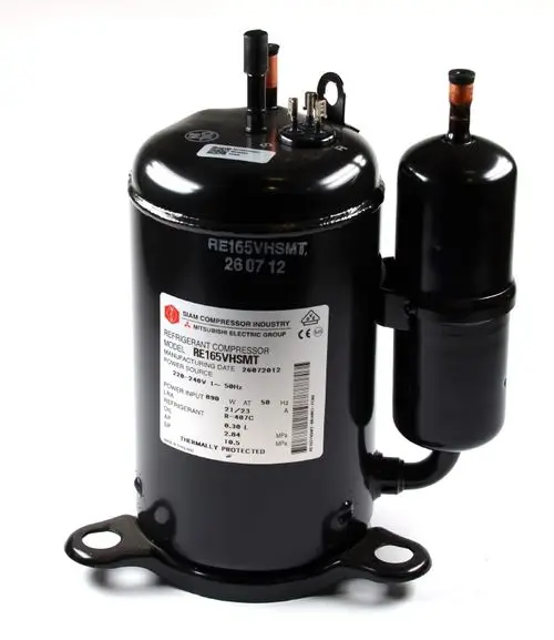 Schwarz glänzender Kompressor mit verschiedenen Anschlüssen, gekennzeichnet mit technischen Daten, produziert von der Marke Remko.