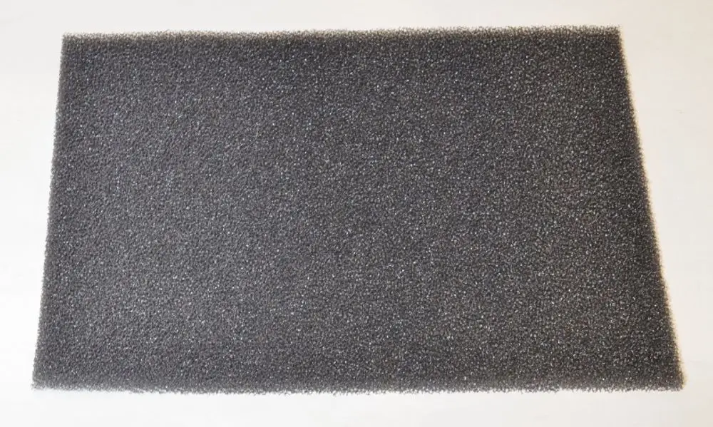 Dunkler, poröser Filter aus Schaumstoff, geeignet zur Staubfiltration. Produkt von Remko, sieht aus wie ein Standard-Luftfilter.
