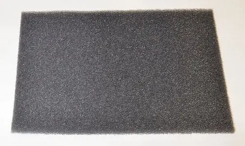 Dunkler, poröser Filter aus Schaumstoff, geeignet zur Staubfiltration. Produkt von Remko, sieht aus wie ein Standard-Luftfilter.
