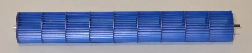 Langes, zylindrisches Ventilatorrad in blauer Farbe mit mehreren Lamellen, hergestellt von Remko, liegt auf einer neutralen Oberfläche.