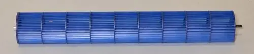 Langes, zylindrisches Ventilatorrad in blauer Farbe mit mehreren Lamellen, hergestellt von Remko, liegt auf einer neutralen Oberfläche.