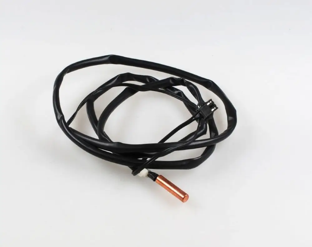 Sensor mit schwarzem Kabel und einem metallischen Endstück, geeignet für Anwendungen von Remko, aber keine spezifischen Produktdetails sichtbar.