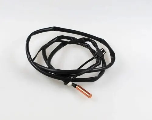 Sensor mit schwarzem Kabel und einem metallischen Endstück, geeignet für Anwendungen von Remko, aber keine spezifischen Produktdetails sichtbar.