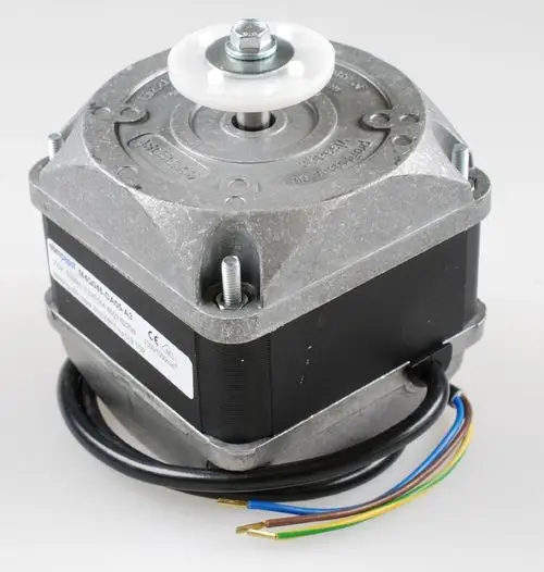 Ventilatormotor von Remko mit flacher Oberseite, einer zentralen Achse und mehreren Anschlussdrähten in verschiedenen Farben.