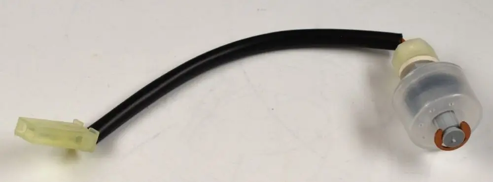 Schwimmerschalter von Remko mit einem transparenten Gehäuse und einem Kabelanschluss, geeignet für den Einsatz in Kondensatpumpen.
