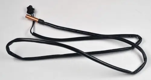 Temperatursensor mit einem Kupferfühler und einem Kabelanschluss, hergestellt von Remko. Der Sensor ist für die Verflüssigersteuerung konzipiert.