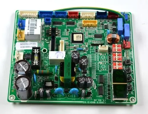 Hauptplatine von Remko mit mehreren Kondensatoren, ICs, Display und farbigen Steckverbindern auf grüner Platine.