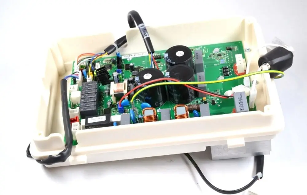 Steuerplatine in einem Kunststoffgehäuse, ausgestattet mit mehreren elektrischen Komponenten und Kabeln, hergestellt von Remko.