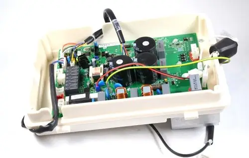 Steuerplatine in einem Kunststoffgehäuse, ausgestattet mit mehreren elektrischen Komponenten und Kabeln, hergestellt von Remko.