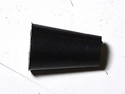 Schwarzer Stopfen auf einem hellen Untergrund, gehört zur Produktpalette von Remko. Das Objekt hat eine konische Form und eine glatte Oberfläche.