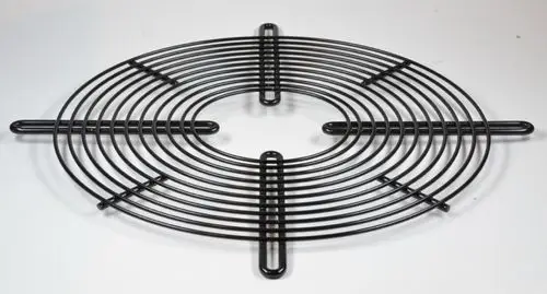 Schwarzes Ansaugschutzgitter mit kreisförmigem Design und vier seitlichen Halterungen, hergestellt von Remko. Ideal zum Schutz von Lüftungsöffnungen.