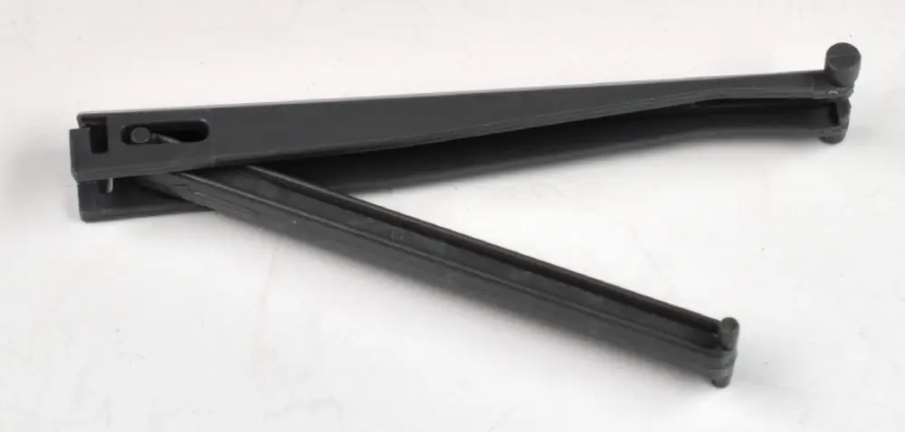 Halterung aus grauem Kunststoff, kompakt und klappbar, vermutlich für eine Geräteblende. Produkt von Remko, dient zur Befestigung in technischen Anwendungen.
