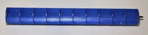 Blaues Ventilatorrad mit mehreren gerippten Segmenten. Sichtbare Halterungen an den Enden. Produkt stammt von der Marke Remko.
