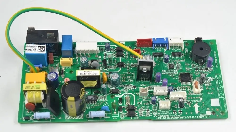 PCB mit verschiedenen Bauteilen wie Widerständen, Kondensatoren und einem Transformator, verwendet in Klimaanlagen von Remko.