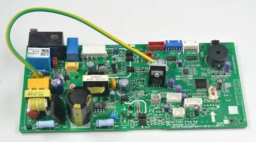 PCB mit verschiedenen Bauteilen wie Widerständen, Kondensatoren und einem Transformator, verwendet in Klimaanlagen von Remko.
