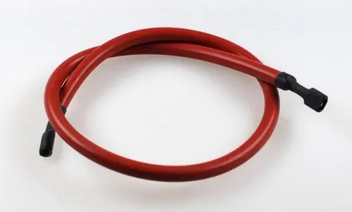 Rotes Kabel mit zwei schwarzen Anschlüssen, geliefert von Remko. Das Kabel ist gewunden und hat an beiden Enden abgerundete Verbindungen.