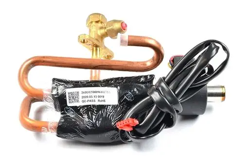 Elektronisches Expansionsventil von Remko, bestehend aus Kupferrohren, einem Ventil und einem Kabel, geschützt durch eine schwarze Folie, zur Regelung des Kältemittelstroms.